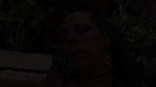 Trans fa bocchini e si lascia sfondare in giardino