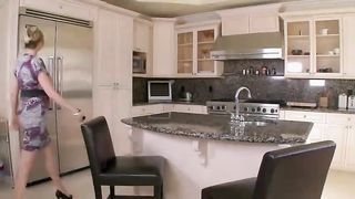 La 40enne tettona vuole il cazzo del figliastro