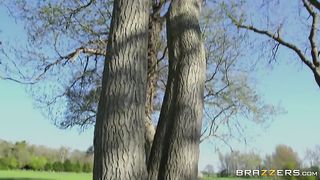 Sofia Gucci inculata all'aperto