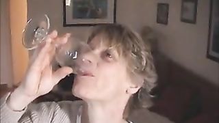 Mogliettina francese beve la sborra dal bicchiere