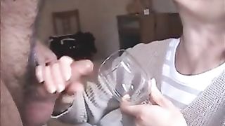 Mogliettina francese beve la sborra dal bicchiere