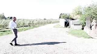 Scopa la sua cagna bionda dentro una gabbia