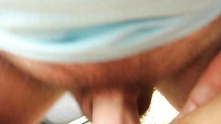 La sbatto sul sedile dell'auto e le sborro la fregna