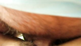 La sbatto sul sedile dell'auto e le sborro la fregna