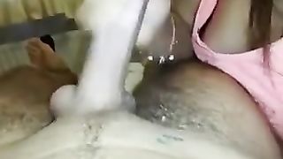 Lo suca al fidanzato fino a farlo sborrare