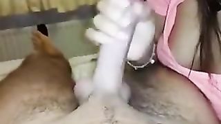 Lo suca al fidanzato fino a farlo sborrare