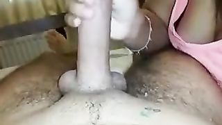 Lo suca al fidanzato fino a farlo sborrare