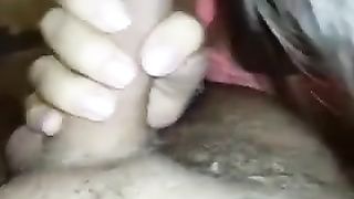 Lo suca al fidanzato fino a farlo sborrare