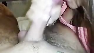 Lo suca al fidanzato fino a farlo sborrare