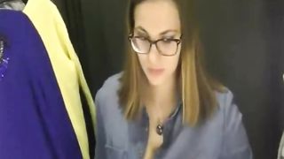 Pompino nel camerino di un negozio di vestiti