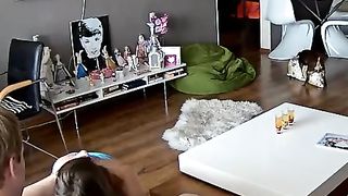 Guarda la TV sul divano mentre scopa con la tipa