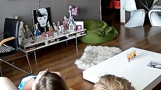 Guarda la TV sul divano mentre scopa con la tipa