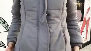 Alla gnoccona piace spompinare sull'autobus pubblico