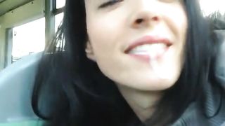 Alla gnoccona piace spompinare sull'autobus pubblico