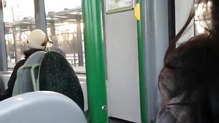 Alla gnoccona piace spompinare sull'autobus pubblico