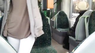 Alla gnoccona piace spompinare sull'autobus pubblico
