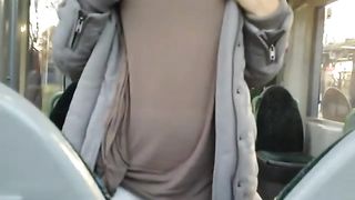 Alla gnoccona piace spompinare sull'autobus pubblico