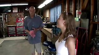 Ragazzina si chiava il vicino di casa 50enne