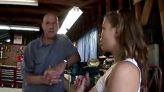 Ragazzina si chiava il vicino di casa 50enne