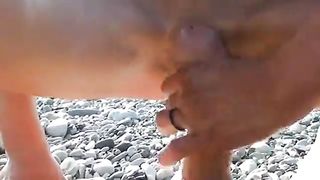 Mia moglie squirta in spiaggia mentre mi cavalca