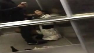 18enne fa un pompino in ascensore al fidanzato