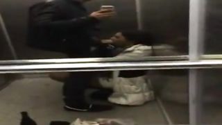 18enne fa un pompino in ascensore al fidanzato