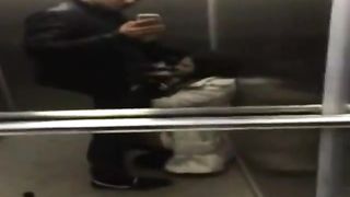 18enne fa un pompino in ascensore al fidanzato