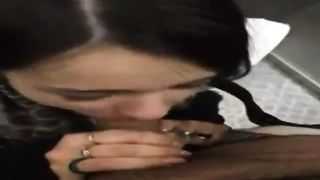 18enne fa un pompino in ascensore al fidanzato