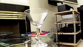 Asiatica beve un cocktail di sborra