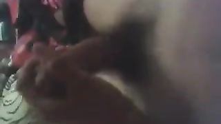 Lo fa venire tra le sue tette dopo averglielo succhiato