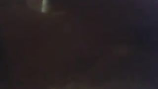 Lo fa venire tra le sue tette dopo averglielo succhiato