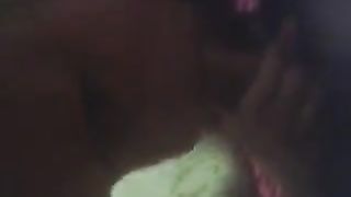 Lo fa venire tra le sue tette dopo averglielo succhiato