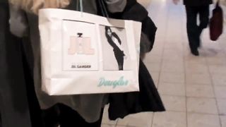 Fidanzate lesbiche scopano nel camerino di Zara