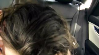 La dà al compagno di classe per un passaggio in auto