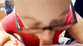 EX fidanzata con gli occhiali ciuccia ed ingoia