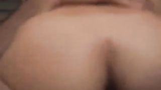 Le fista il culo e la sodomizza