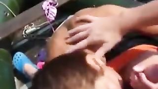 Pompino sul gommone in mezzo al lago