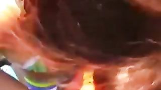 Pompino sul gommone in mezzo al lago