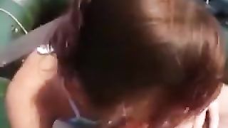 Pompino sul gommone in mezzo al lago