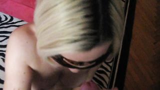 Pompino di mia moglie in micro tanga ed occhialoni