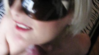 Pompino di mia moglie in micro tanga ed occhialoni