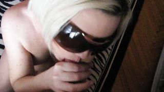 Pompino di mia moglie in micro tanga ed occhialoni