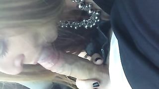 La signora gli fa un lavoretto di bocca in auto