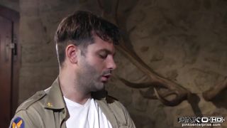 Cindy Dollar inculata da un militare