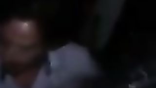 Sditalino la troiona in auto e lei squirta sul sedile