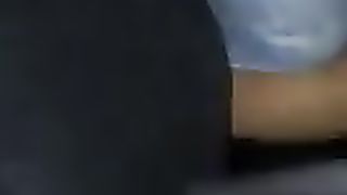 Sditalino la troiona in auto e lei squirta sul sedile