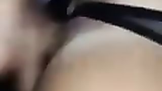 Sditalino la troiona in auto e lei squirta sul sedile