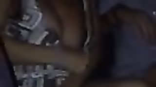 Sditalino la troiona in auto e lei squirta sul sedile