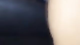 Sditalino la troiona in auto e lei squirta sul sedile