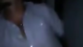 Sditalino la troiona in auto e lei squirta sul sedile